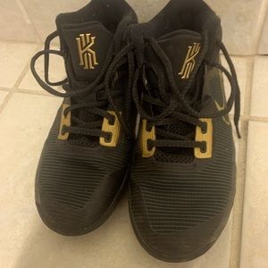 USED Kyrie 7 Black Gold Basketball shoes Youth Size 5.5